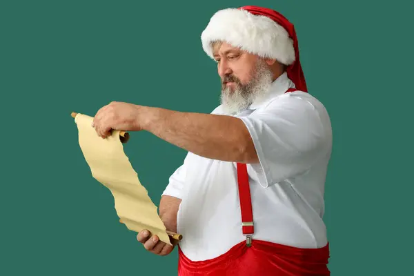 Santa Claus Čtení Dopis Zeleném Pozadí — Stock fotografie