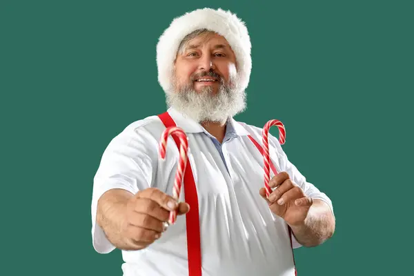 Santa Claus Con Caramelos Caña Sobre Fondo Verde —  Fotos de Stock