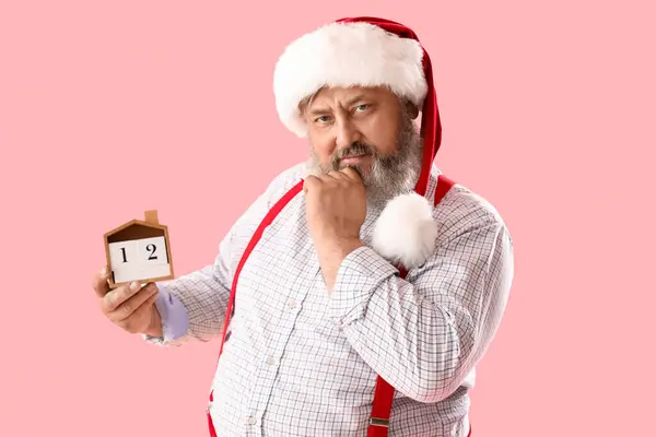 Papai Noel Segurando Casa Madeira Com Calendário Cubo Sobre Fundo — Fotografia de Stock