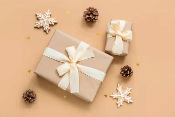 Χριστουγεννιάτικα Κουτιά Δώρων Και Μπισκότα Μπεζ Φόντο — Φωτογραφία Αρχείου