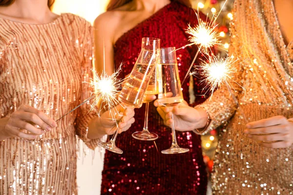 Mulheres Vestidos Elegantes Com Luzes Bengala Copos Champanhe Celebrando Natal — Fotografia de Stock