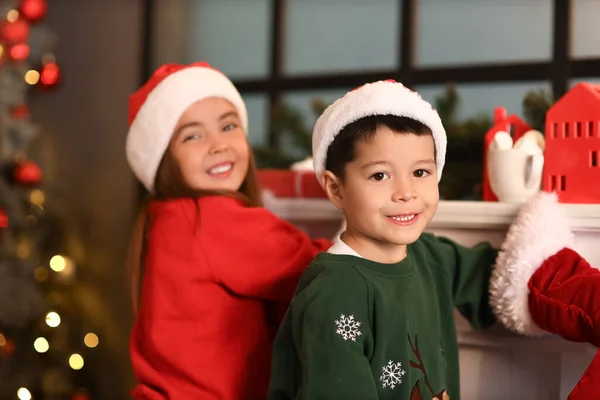 Niedliche Kleine Kinder Weihnachtsmützen Mit Weihnachtssocken Hause — Stockfoto