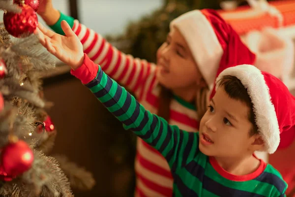 Niedliche Kleine Kinder Weihnachtsmützen Der Nähe Von Weihnachtsbaum Hause Nahaufnahme — Stockfoto