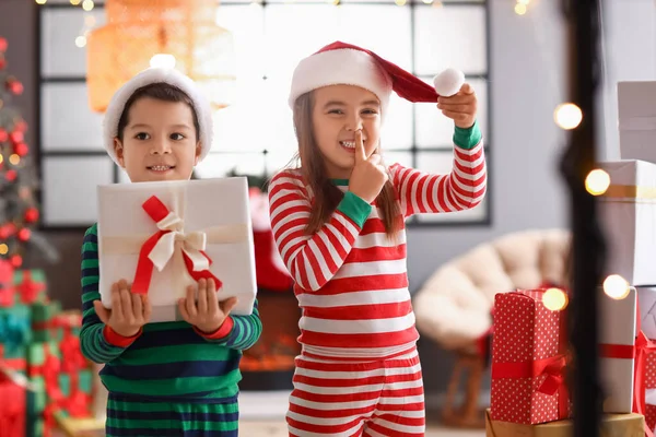 Cute Little Children Santa Hats Gift Home Christmas Eve — Stock Photo, Image
