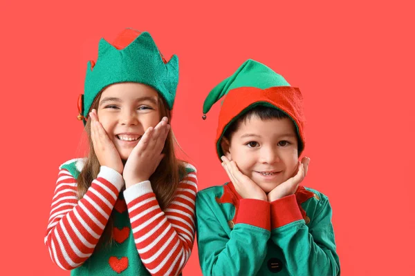 Niedliche Kleine Kinder Als Elfen Auf Rotem Hintergrund Gekleidet Nahaufnahme — Stockfoto