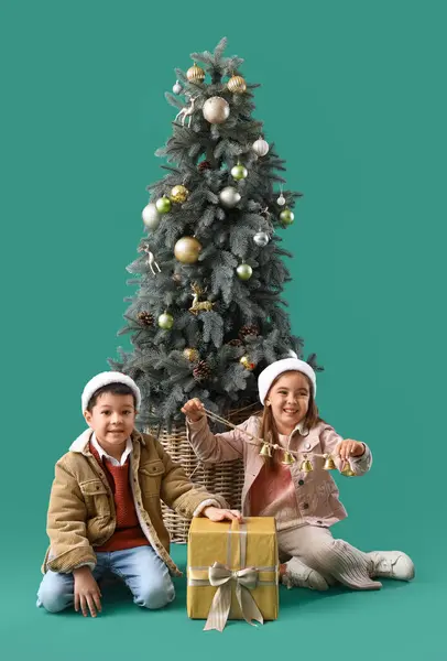 Niedliche Kleine Kinder Mit Weihnachtsbaum Auf Grünem Hintergrund — Stockfoto