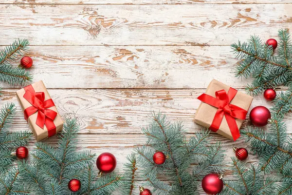 Χριστουγεννιάτικα Κλαδιά Δέντρου Μπάλες Και Κουτιά Δώρων Λευκό Ξύλινο Φόντο — Φωτογραφία Αρχείου