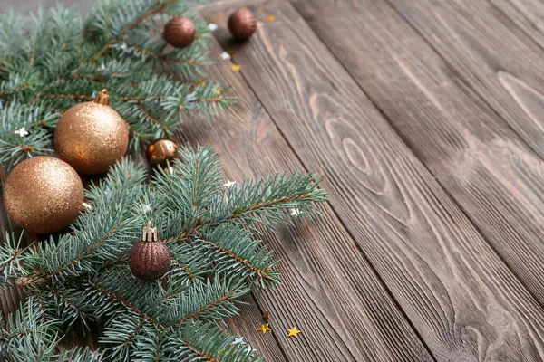 Rami Albero Natale Con Palle Coriandoli Sfondo Legno — Foto Stock