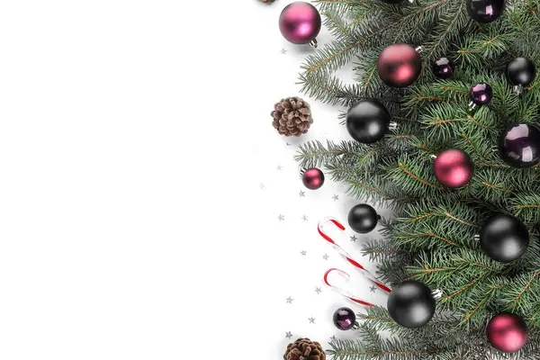 Jedle Větve Barevnými Vánoční Koule Kornouty Bílém Pozadí — Stock fotografie