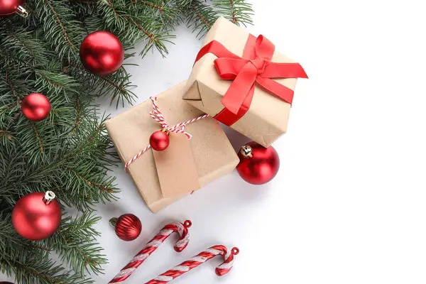 Fir Κλαδιά Χριστουγεννιάτικα Κουτιά Δώρων Μπάλες Και Καραμέλα Μπαστούνια Λευκό — Φωτογραφία Αρχείου