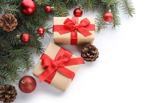 Ramos Árvore Natal Com Caixas Presente Bolas Fundo Branco — Fotografia de Stock