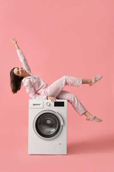 Νεαρή Γυναίκα Πιτζάμες Κάθεται Στο Πλυντήριο Ροζ Φόντο — Φωτογραφία Αρχείου