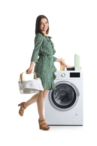 Junge Frau Mit Wäschekorb Und Waschmaschine Auf Weißem Hintergrund — Stockfoto