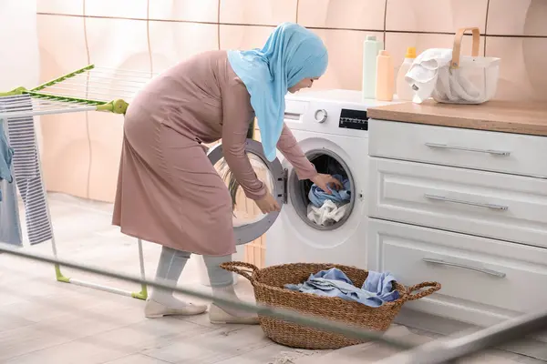 Νεαρή Μουσουλμάνα Που Κάνει Μπουγάδα Στο Σπίτι — Φωτογραφία Αρχείου