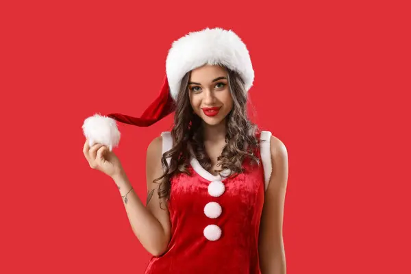 Jonge Vrouw Kerstmankostuum Rode Achtergrond Nieuwjaarsviering — Stockfoto