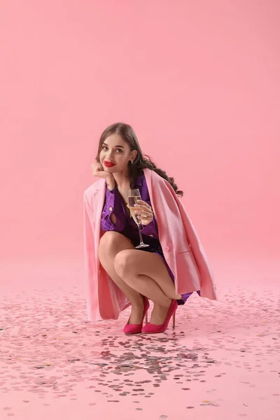 Ung Kvinne Med Glass Champagne Rosa Bakgrunn Nyttårsfeiring – stockfoto