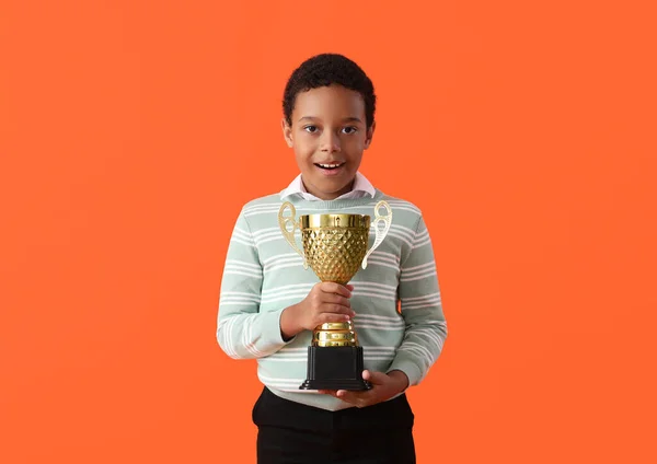 Inteligentny Afro Amerykański Uczeń Stylowym Mundurze Nagrodą Pomarańczowym Tle — Zdjęcie stockowe