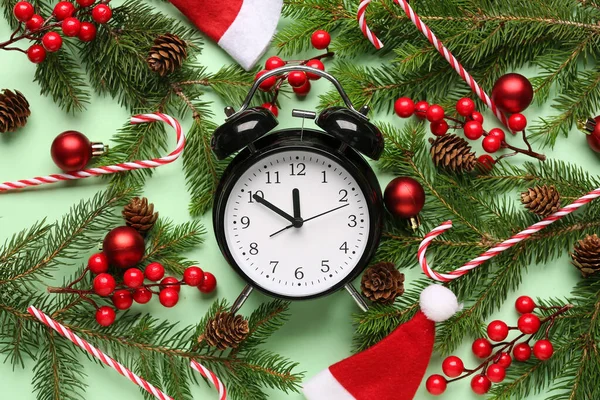 Reloj Despertador Bastones Caramelo Ramas Árbol Navidad Con Bolas Sobre —  Fotos de Stock