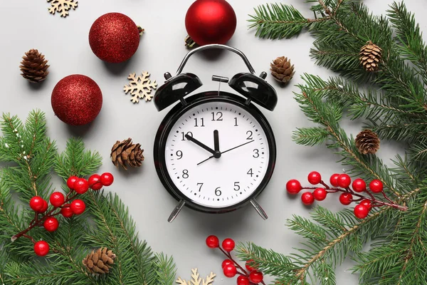 Reloj Despertador Ramas Árbol Navidad Con Hermosas Decoraciones Sobre Fondo — Foto de Stock