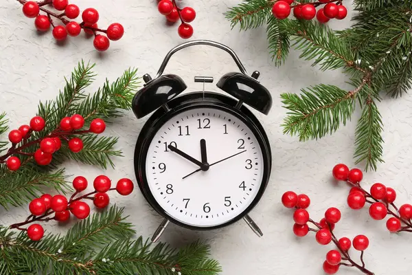 Reloj Despertador Ramas Árbol Navidad Con Serpentín Sobre Fondo Blanco — Foto de Stock