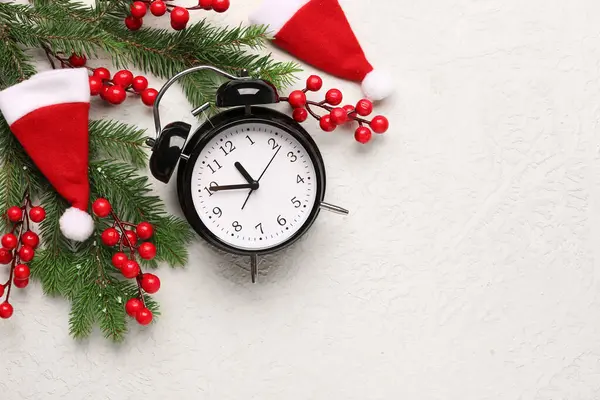 Reloj Despertador Sombreros Santa Ramas Árbol Navidad Con Serbal Sobre — Foto de Stock