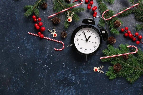 Reloj Despertador Bastones Caramelo Ramas Árbol Navidad Con Serbal Sobre — Foto de Stock