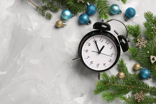 Reloj Despertador Ramas Árbol Navidad Con Bolas Sobre Fondo Gris — Foto de Stock