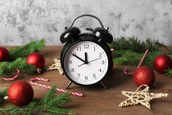 Reloj Despertador Ramas Árbol Navidad Con Bolas Mesa Madera —  Fotos de Stock