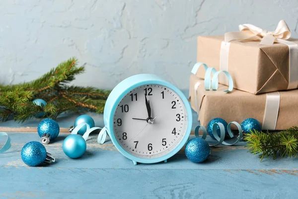 Wekker Klok Geschenkdozen Kerstboom Takken Met Ballen Blauwe Houten Tafel — Stockfoto