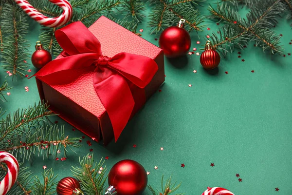 Σύνθεση Όμορφο Κουτί Δώρου Κλαδιά Ελάτης Και Χριστουγεννιάτικες Διακοσμήσεις Πράσινο — Φωτογραφία Αρχείου