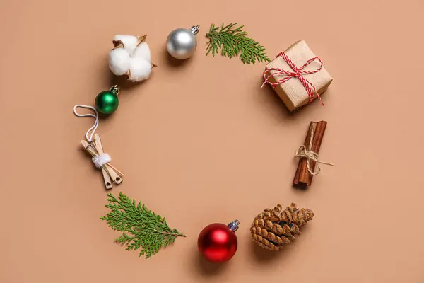 Рамка Різдвяних Прикрас Подарункової Коробки Гілок Туї Кольоровому Фоні — стокове фото