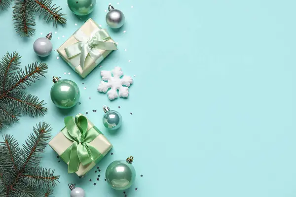 Kompozice Dárkovými Krabicemi Jedlovými Větvemi Vánočními Ozdobami Barevném Pozadí — Stock fotografie