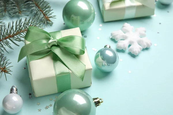 Kompozice Dárkovými Krabicemi Jedlovými Větvemi Vánoční Výzdobou Barevném Pozadí Detailní — Stock fotografie