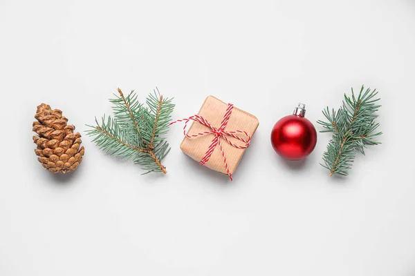 Композиція Різдвяним Подарунком Прикрасами Ялиновими Гілками Сірому Фоні — стокове фото