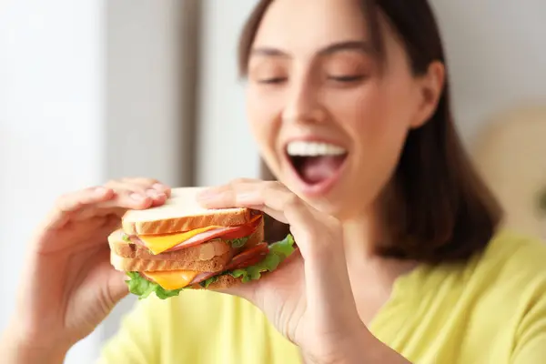 Wanita Muda Cantik Makan Sandwich Lezat Dapur Closeup — Stok Foto