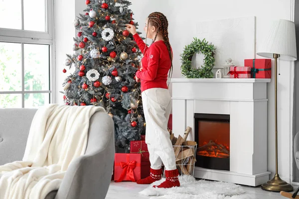 Evde Noel Ağacı Süsleyen Genç Bir Kadın — Stok fotoğraf