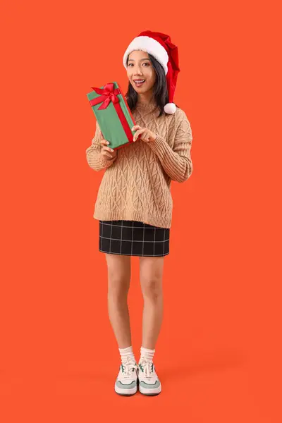 Glad Vacker Asiatisk Kvinna Santa Hatt Med Presentförpackning Röd Bakgrund — Stockfoto