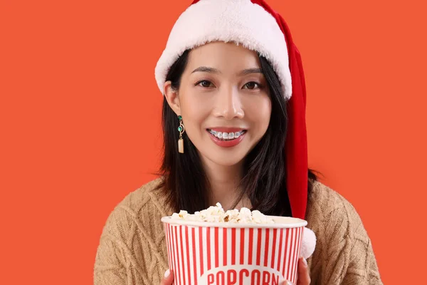 Ung Vacker Asiatisk Kvinna Santa Hatt Med Hink Popcorn Röd — Stockfoto