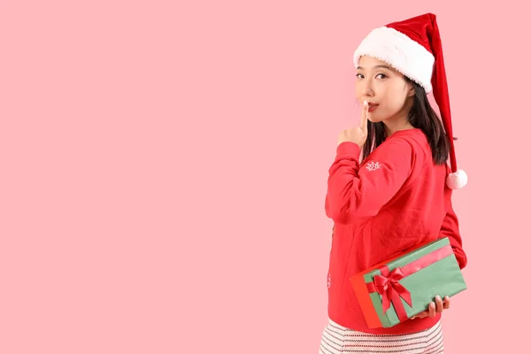 Ung Vacker Asiatisk Kvinna Santa Hatt Med Presentförpackning Visar Tyst — Stockfoto