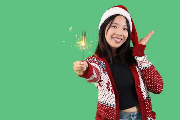 Ung Vacker Asiatisk Kvinna Santa Hatt Med Glitter Grön Bakgrund — Stockfoto