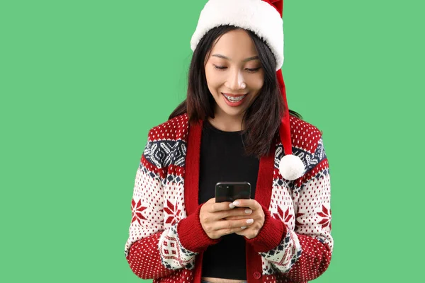 Ung Vacker Asiatisk Kvinna Santa Hatt Med Hjälp Mobiltelefon Grön — Stockfoto