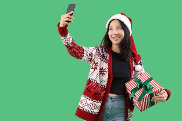 Ung Vacker Asiatisk Kvinna Santa Hatt Med Presentförpackning Tar Selfie — Stockfoto