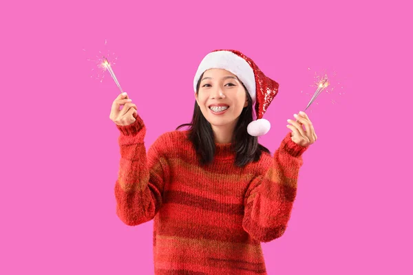 Ung Vacker Asiatisk Kvinna Santa Hatt Med Glitter Lila Bakgrund — Stockfoto