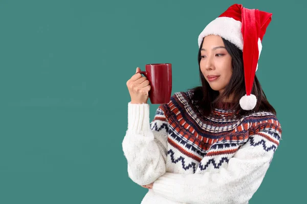 Ung Vacker Asiatisk Kvinna Santa Hatt Med Kopp Grön Bakgrund — Stockfoto