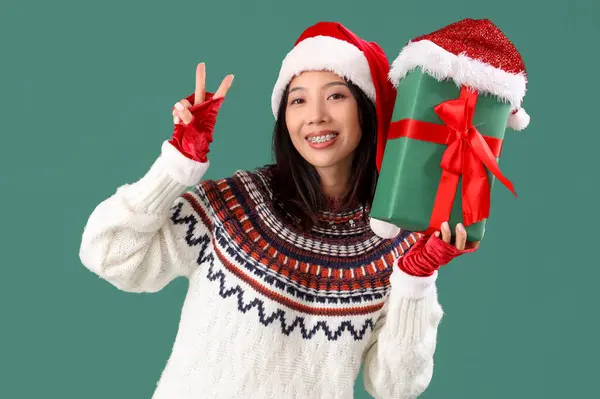 Ung Vacker Asiatisk Kvinna Santa Hatt Med Presentförpackning Visar Seger — Stockfoto