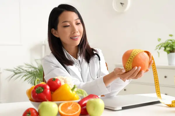 Vrouwelijke Aziatische Voedingsdeskundige Met Grapefruit Tape Maatregel Kantoor — Stockfoto