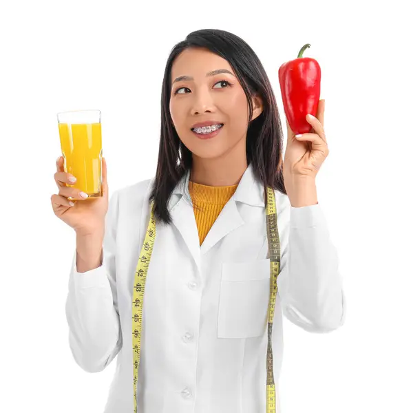 Vrouwelijke Aziatische Voedingsdeskundige Met Paprika Sap Witte Achtergrond — Stockfoto