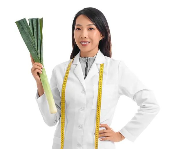 Vrouw Aziatische Voedingsdeskundige Met Prei Witte Achtergrond — Stockfoto