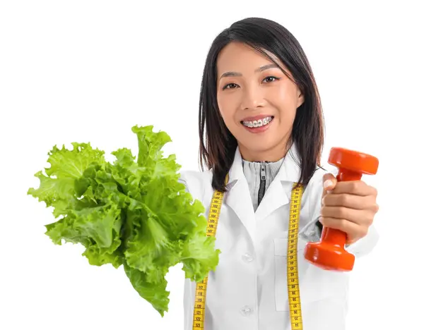 Vrouwelijke Aziatische Voedingsdeskundige Met Sla Halter Witte Achtergrond — Stockfoto