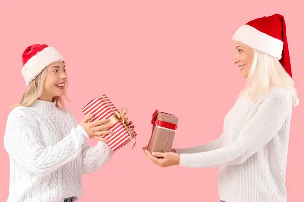 Gelukkig Dochter Haar Moeder Kerstman Hoeden Met Gift Dozen Roze — Stockfoto